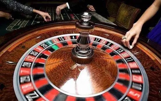 Pemain menikmati game online f08 apk di perangkat mobile